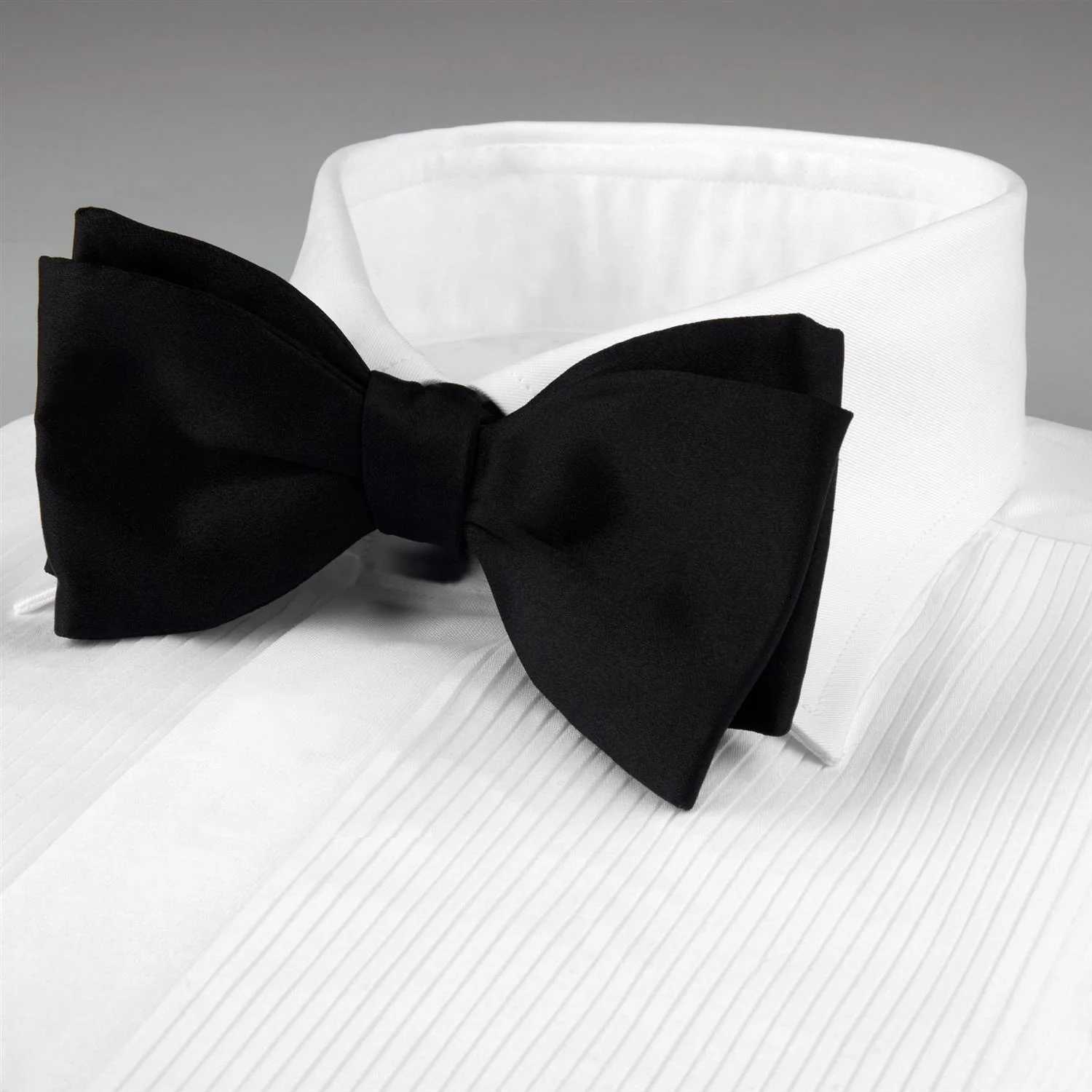 White Fitted Body Tuxedo Shirt With Classic Collar - Image 2